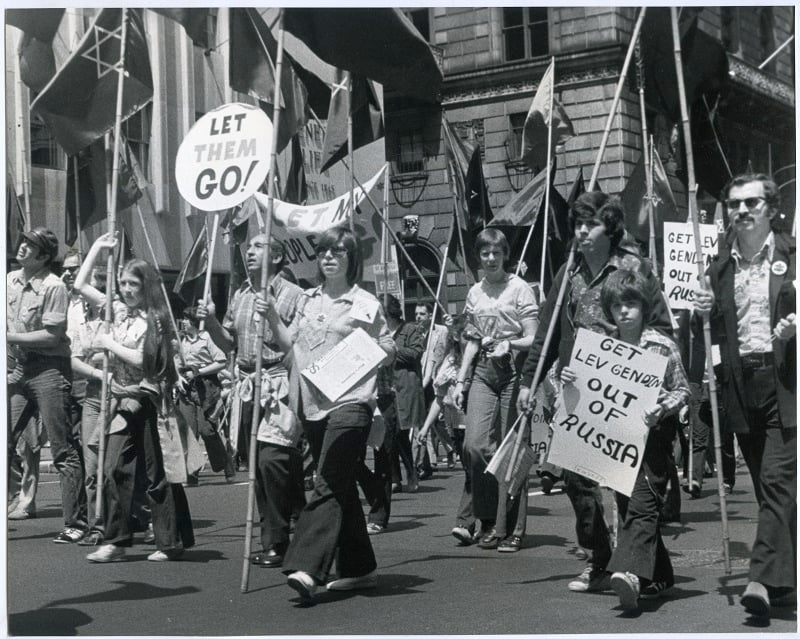 Demonstration for Russian Jews, New York, USA, c. 1980. Photo: Dr. Theodore Cohen, USA. The Oster Visual Documentation Center, ANU – Museum of the Jewish People, courtesy of Dr. Theodore Cohen